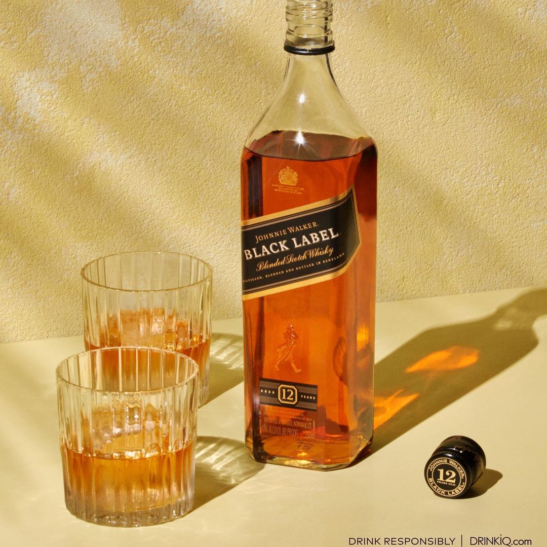Джонни Уокер Блэк Лэйбл Блендед купажированный виски в подарочной упаковке 1&nbsp;л