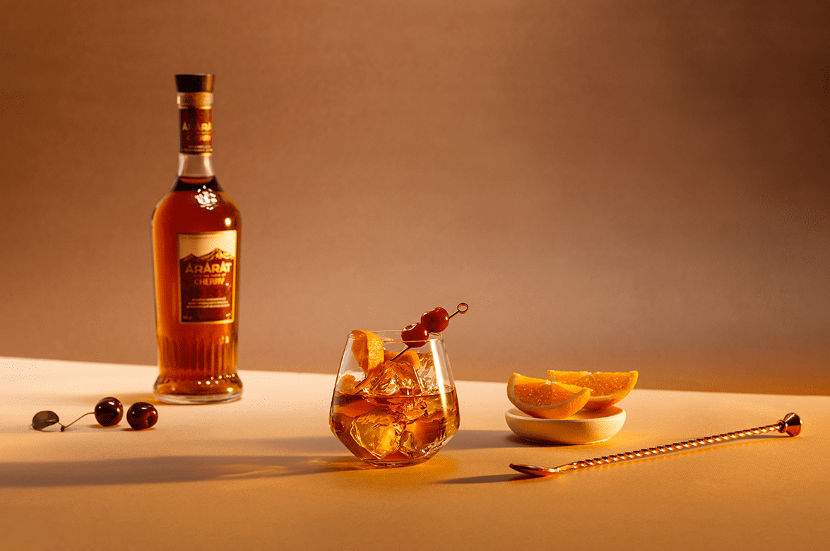 АРАРАТ Вишня спиртной напиток на основе коньяка в подарочной упаковке 2014 0.5&nbsp;л