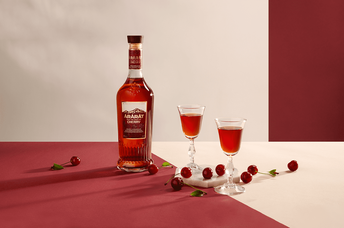 АРАРАТ Вишня спиртной напиток на основе коньяка в подарочной упаковке 2014 0.5&nbsp;л