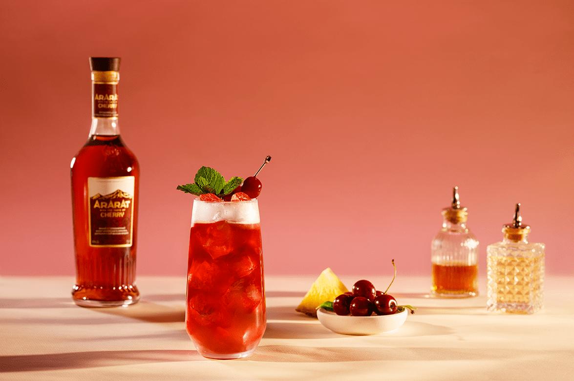АРАРАТ Вишня спиртной напиток на основе коньяка в подарочной упаковке 2014 0.5&nbsp;л