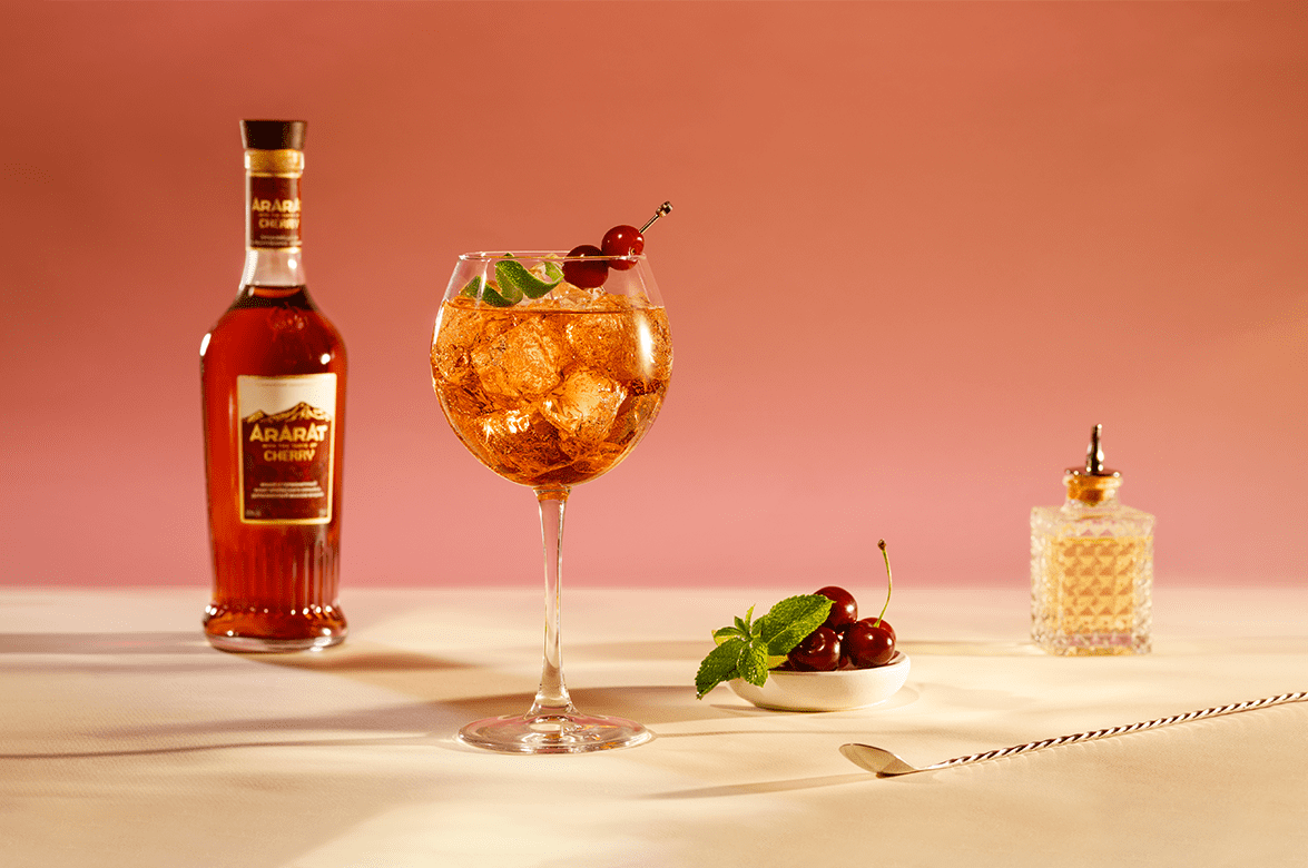 АРАРАТ Вишня спиртной напиток на основе коньяка в подарочной упаковке 2014 0.5&nbsp;л